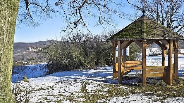 Der neue Anstrich f&uuml;r den Pavillon auf der Wart und die Beseitigung der Wildhecken f&uuml;r eine freie Sicht von dort auf den Schlossberg waren wichtige Aktivit&auml;ten des Ha&szlig;bergvereins K&ouml;nigsberg im Jahr 2016.  Foto: sn