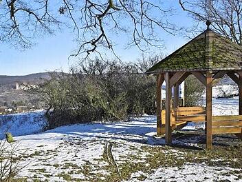 Der neue Anstrich für den Pavillon auf der Wart und die Beseitigung der Wildhecken für eine freie Sicht von dort auf den Schlossberg waren wichtige Aktivitäten des Haßbergvereins Königsberg im Jahr 2016.  Foto: sn
