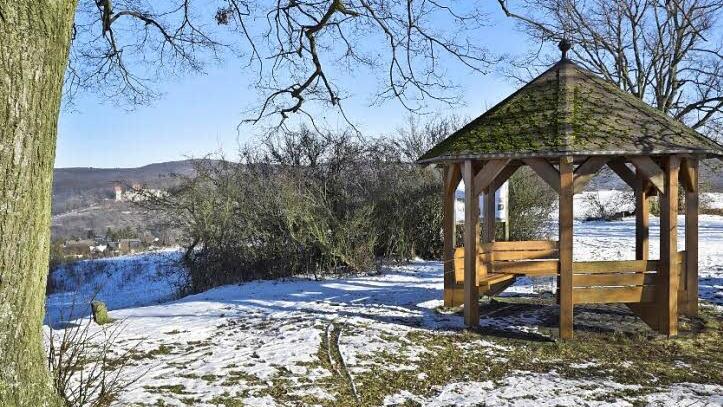 Der neue Anstrich für den Pavillon auf der Wart und die Beseitigung der Wildhecken für eine freie Sicht von dort auf den Schlossberg waren wichtige Aktivitäten des Haßbergvereins Königsberg im Jahr 2016.  Foto: sn