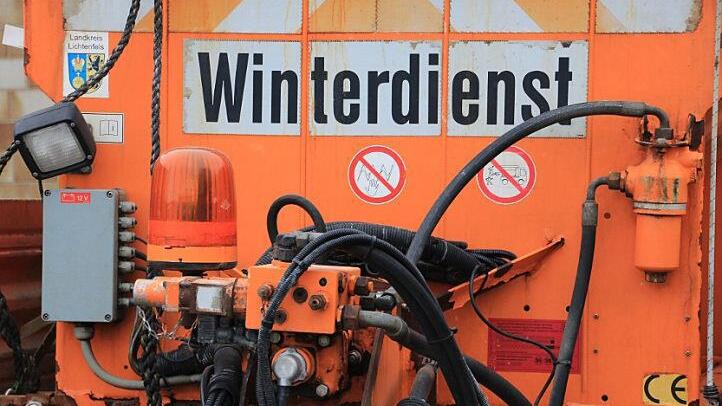 Ein Räumfahrzeug soll fest im Norden des Landkreises stationiert werden, um kurzfristig auf Witterungsbedingungen reagieren zu können. Foto: kdm/Archiv