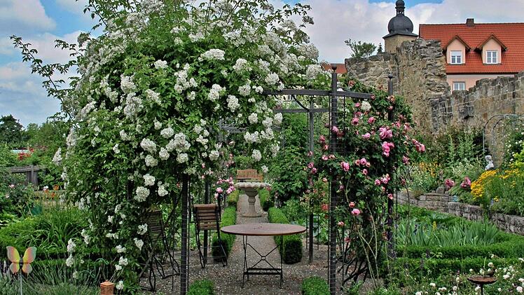 Der rosenberankte Pavillon versprüht barockes Flair.