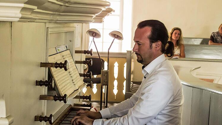 Matthias Grünert, Kantor der Frauenkirche Dresden, gastierte zum Auftakt seiner fränkisch-thüringischen Orgelfahrt in der Schlosskirche Ahorn. Foto: Jochen Berger