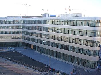 Auch am Neubau des Landratsamtes mitten in Erlangen wird deutlich, dass es um die Finanzkraft des Kreises Erlangen-Höchstadt nicht schlecht bestellt ist. Noch heuer soll der Gebäudekomplex bezogen werden.  Foto: Andreas Dorsch