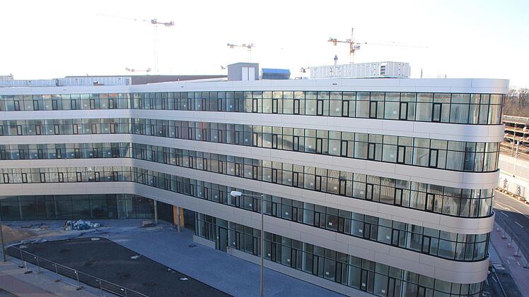 Auch am Neubau des Landratsamtes mitten in Erlangen wird deutlich, dass es um die Finanzkraft des Kreises Erlangen-Höchstadt nicht schlecht bestellt ist. Noch heuer soll der Gebäudekomplex bezogen werden.  Foto: Andreas Dorsch