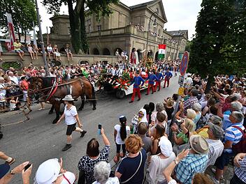 Der Festzug am Sonntagmittag ist einer der Höhepunkte des Rakoczy-Festes, hier eine Szene aus dem vergangenen Jahr vor dem Regentenbau. Foto: Ronald Rinklef