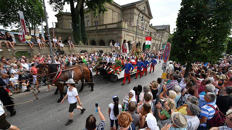 Der Festzug am Sonntagmittag ist einer der Höhepunkte des Rakoczy-Festes, hier eine Szene aus dem vergangenen Jahr vor dem Regentenbau. Foto: Ronald Rinklef