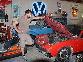 Norbert Vogt mit seinem "Volksporsche", den er zunächst einmal nicht restaurieren wird.  Vor genau 50 Jahren kam der erste Sportwagen dieses Typs auf den Markt, der von VW und Porsche gemeinsam entwickelt wurde. Foto: Matthias Einwag