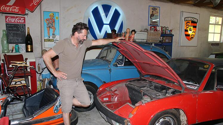 Norbert Vogt mit seinem "Volksporsche", den er zunächst einmal nicht restaurieren wird.  Vor genau 50 Jahren kam der erste Sportwagen dieses Typs auf den Markt, der von VW und Porsche gemeinsam entwickelt wurde. Foto: Matthias Einwag