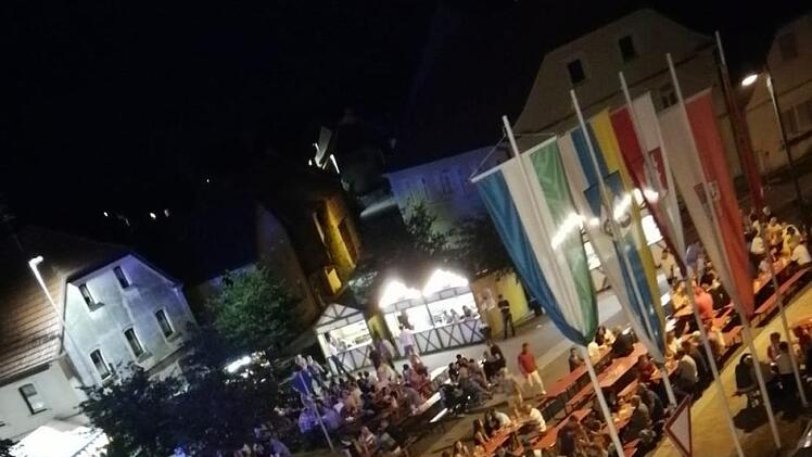 In bester Stimmung feierten die Stettfelder und ihre Gäste am Samstag bis früh in den Morgen.  Kathrin Auernheimer