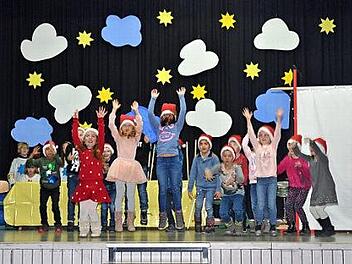 Himmlische Weihnachten wünschten die Schüler der ersten und zweiten Klassen der Grundschule mit mehreren Spielszenen. Foto: K.- H. Hofmann