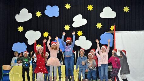 Himmlische Weihnachten wünschten die Schüler der ersten und zweiten Klassen der Grundschule mit mehreren Spielszenen. Foto: K.- H. Hofmann
