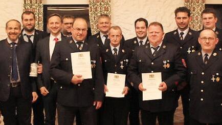 Ehrungen bei der FF Schimmendorf (von links): stellvertretender Landrat J&ouml;rg Kunstmann, Herbert Schmidt, B&uuml;rgermeister Robert Bosch, Thomas M&uuml;ller, Helmut Strobel, KBI Fritz Weinlein, Helmut Pistor, Ren&eacute; Meu&szlig;geiger, Kommandant Helmut M&uuml;nch, Werner M&uuml;ller, vorne Reiner Schwarz (Vorsitzender) und hinten Michael Strobel, Zweiter Kommandant. Foto: Patrick Bergner