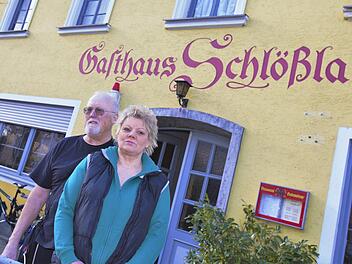 Seit 1990 betreiben Josef Lieberth und Ruth Loskarn das Gasthaus Schlößla in Forchheim. Am 28. März feiern sie die Abschiedsparty. Foto: Stephan Großmann