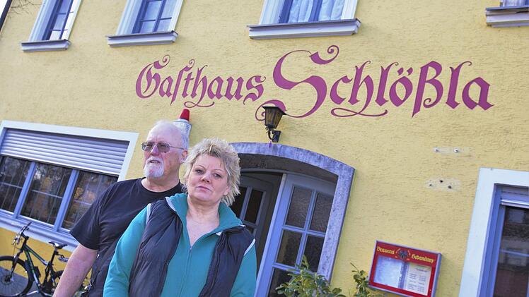 Seit 1990 betreiben Josef Lieberth und Ruth Loskarn das Gasthaus Schlößla in Forchheim. Am 28. März feiern sie die Abschiedsparty. Foto: Stephan Großmann