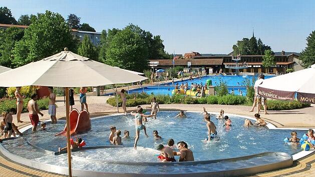 Das Freibad in Eltmann steht im Investitionsplan f&uuml;r den Haushalt 2020. Dabei geht es um die Planung f&uuml;r eine Sanierung oder gar einen Neubau. Und wie muss Eltmann reagieren, sollte ein Allianz-Hallenbad dazukommen - eventuell in Kombination mit dem Freibad? Hier sind sich alle Fraktionen im Stadtrat einig, dass ein solches Allianzbad nur in Kooperation mit weiteren Kommunen entstehen kann.  Foto: Archiv/Sabine Weinbeer