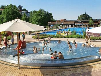 Das Freibad in Eltmann steht im Investitionsplan für den Haushalt 2020. Dabei geht es um die Planung für eine Sanierung oder gar einen Neubau. Und wie muss Eltmann reagieren, sollte ein Allianz-Hallenbad dazukommen - eventuell in Kombination mit dem Freibad? Hier sind sich alle Fraktionen im Stadtrat einig, dass ein solches Allianzbad nur in Kooperation mit weiteren Kommunen entstehen kann.  Foto: Archiv/Sabine Weinbeer