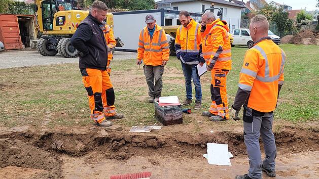 Bauarbeiter haben bei den vorbereitenden Ma&szlig;nahmen zum Bau des Garitzer Kreisels eine Kupferkiste gefunden und ge&ouml;ffnet.