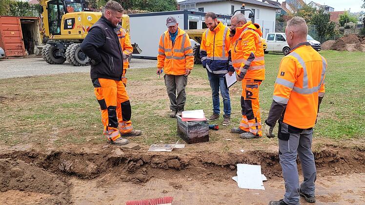 Bauarbeiter haben bei den vorbereitenden Maßnahmen zum Bau des Garitzer Kreisels eine Kupferkiste gefunden und geöffnet.