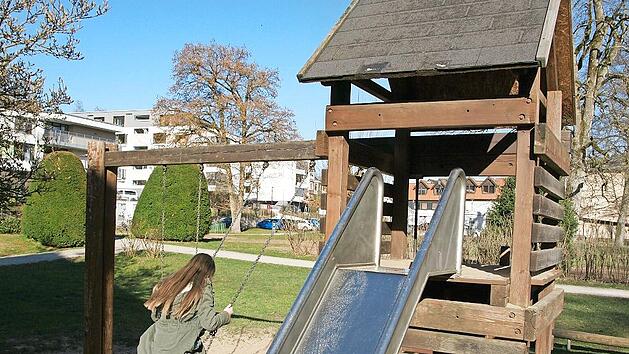 Auf dem Gel&auml;nde des alten Spielplatzes an der Musikschule und dahinter soll eine Mehrgenerationen-Spielfl&auml;che entstehen. Der erste Entwurf daf&uuml;r fand allerdings nicht das Wohlwollen der Regierung von Unterfranken.