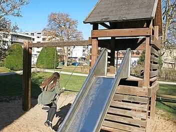 Auf dem Gelände des alten Spielplatzes an der Musikschule und dahinter soll eine Mehrgenerationen-Spielfläche entstehen. Der erste Entwurf dafür fand allerdings nicht das Wohlwollen der Regierung von Unterfranken.