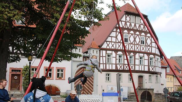 Nur Fliegen ist sch&ouml;ner. Begehrt war das Limokisten-Stapeln mit anschlie&szlig;endem Schweben &uuml;ber dem Anger. Foto:Heike Beudert