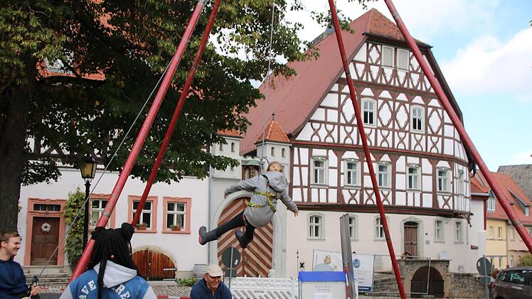 Nur Fliegen ist schöner. Begehrt war das Limokisten-Stapeln mit anschließendem Schweben über dem Anger. Foto:Heike Beudert