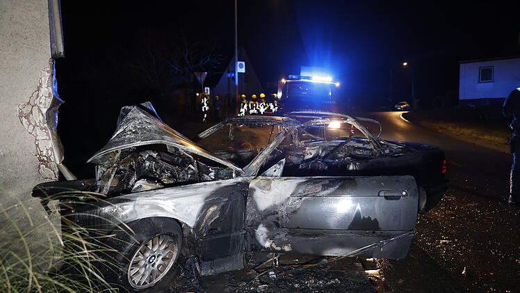 Unfall im Landkreis Führt: Auto fliegt in Hauswand und fängt zu brennen an
