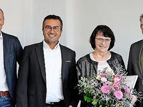 J&uuml;rgen Sch&auml;fer (Leitung Finanzen, Administration & Personal), Gesch&auml;ftsf&uuml;hrer Dr. Abassin Aryobsei (CEO), Petra Heim und Gesch&auml;ftsf&uuml;hrer Peter Mayr bei der Gratulation zum Betriebsjubil&auml;um und der &Uuml;bergabe der IHK-Ehrenurkunde.