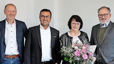 Jürgen Schäfer (Leitung Finanzen, Administration & Personal), Geschäftsführer Dr. Abassin Aryobsei (CEO), Petra Heim und Geschäftsführer Peter Mayr bei der Gratulation zum Betriebsjubiläum und der Übergabe der IHK-Ehrenurkunde.