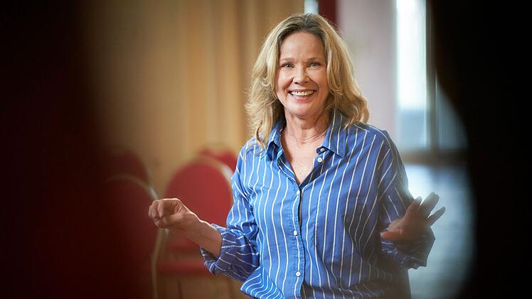 Lehrerin Sabine (Ann-Kathrin Kramer), die sich in ihrer Grundschule viel aufb&uuml;rdet, schien bislang v&ouml;llig gesund. Der Film "Aus dem Leben" erz&auml;hlt, wie schwer die Akzeptanz einer neuen Lebenssituation nach einem Schlaganfall ist - und welche M&ouml;glichkeiten existieren, sich wieder aus der Krise herauszuarbeiten.