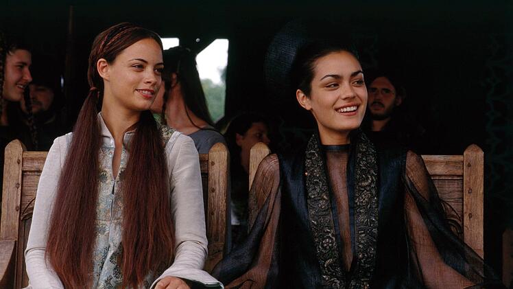 Lady Jocelyn (Shannyn Sossamon, rechts) hat es William angetan. Zusammen mit ihrer Zofe Christiana (B&eacute;r&eacute;nice Bejo) verfolgt sie die Turniere.