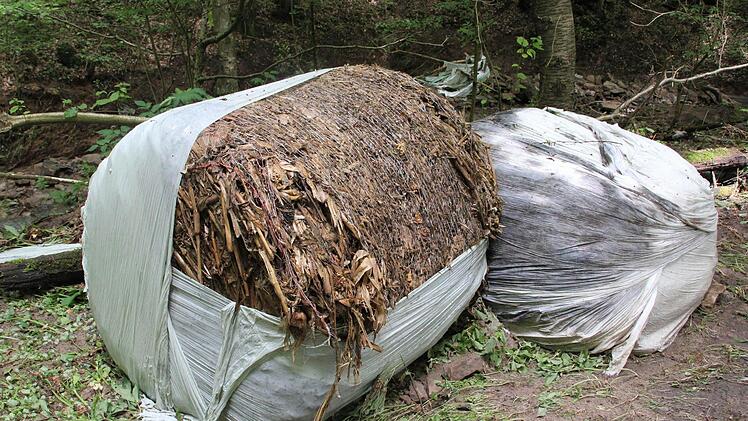 Manche Ballen wurden etliche Meter weit den Hang hinabgespült.