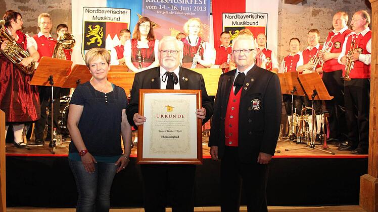 Herbert Roth wird zum Ehrenvorsitzenden ernannt. Foto: fra-press