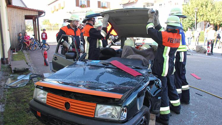 Die Feuerwehrleute aus Jesserndorf demonstrierten bei einer Einsatzübung die Bergung eines Verletzten aus einem verunglückten Personenwagen.  Fotos: Ralf Kestel