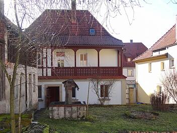 Schon seit einigen Jahren liegt der Garten des Benefiziatenhauses brach. Eine Möglichkeit zum Anbau von Obst und Gemüse und zur körperlichen Betätigung ist für die künftigen Bewohner, vermutlich zwei Asylbewerberfamilien, auf jeden Fall gegeben. Foto: Johanna Eckert