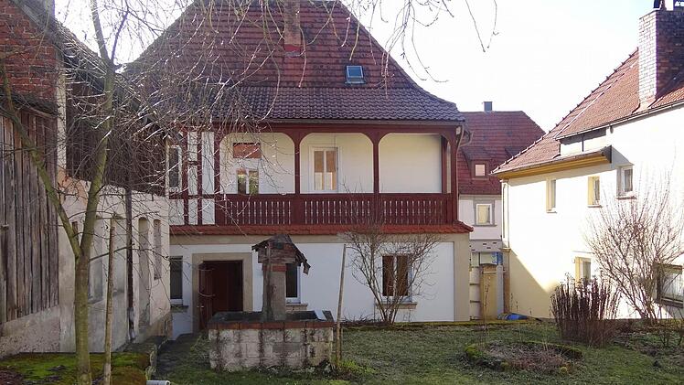 Schon seit einigen Jahren liegt der Garten des Benefiziatenhauses brach. Eine Möglichkeit zum Anbau von Obst und Gemüse und zur körperlichen Betätigung ist für die künftigen Bewohner, vermutlich zwei Asylbewerberfamilien, auf jeden Fall gegeben. Foto: Johanna Eckert