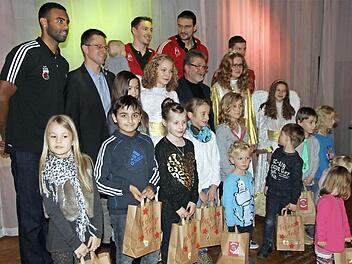 Mittendrin statt nur dabei: Die Brose Baskets-Spieler fühlten sich bei der Weihnachtsfeier des Fanclubs Faszination Basketball Bamberg sichtlich wohl - sehr zur Freude der Jüngsten, die vom Christkind beschert wurden. Foto: Bertram Wagner