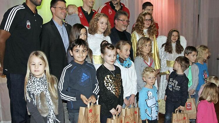 Mittendrin statt nur dabei: Die Brose Baskets-Spieler fühlten sich bei der Weihnachtsfeier des Fanclubs Faszination Basketball Bamberg sichtlich wohl - sehr zur Freude der Jüngsten, die vom Christkind beschert wurden. Foto: Bertram Wagner