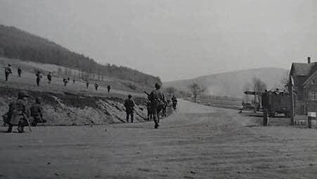 Die 11. Panzerdivision bei ihrem Weiterzug von K&uuml;ps nach Kronach am 12. April 1945 bei Johannisthal
