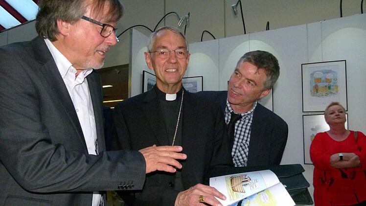 Professor Gerhard Seitz, Erzbischof Ludwig Schick und Weltkirchenreferent Michael Kleiner (vo n links) bei der Eröffnung der Karikaturenausstellung im Foyer des Klinikums. Foto: Marion Krüger-Hundrup