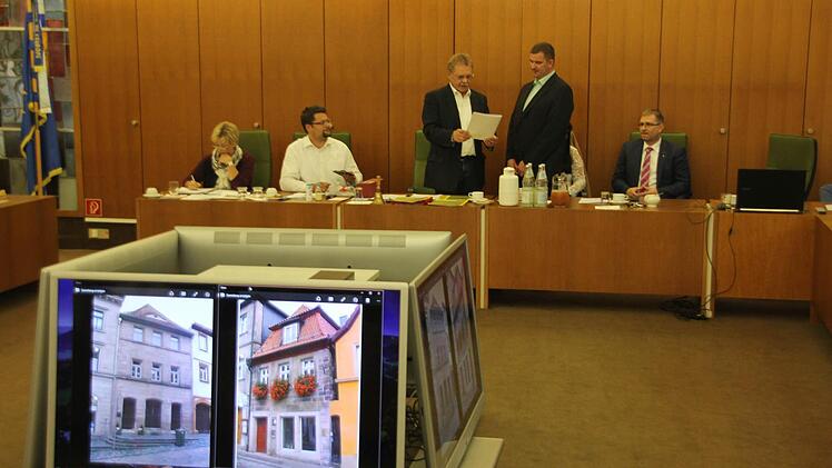 Bürgermeister Wolfgang Beiergrößlein (stehend links) übereichte die Denkmalrose an Stephan Höllein.  Foto: Friedwald Schedel