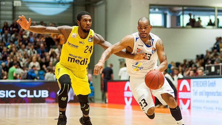 De'Mon Brooks (links) gegen Immanuel McElroy. Foto: Christoph Worsch