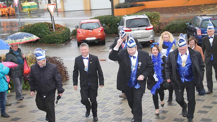 Pünktlich um 11.11 Uhr stürmte die Ebensfelder Karnevals-Gesellschaft (EKG) das Rathaus in Ebensfeld.  Foto: Gerda Völk