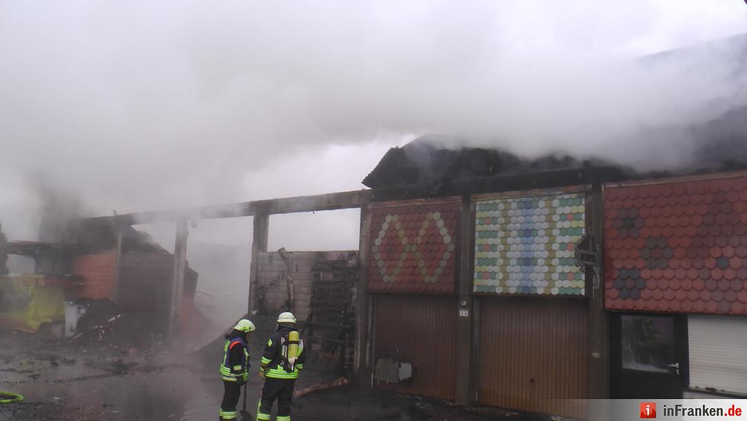 Lagerhallerhallenbrand hielt Feuerwehr in Atem - Großbrand fordert hohen Sachschaden