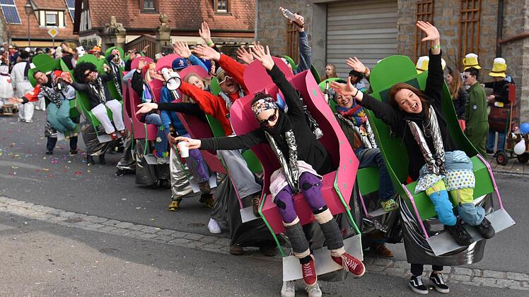 Eine tolle Idee hat die Gruppe des Oberthereser Carnevalsvereins "TSL - Thereser Super Looping" umgesetzt: ihre Mitglieder hatten sich in eine Achterbahn verwandelt und mächtig viel Spaß in den "Kurven" und bei den "Loopings".