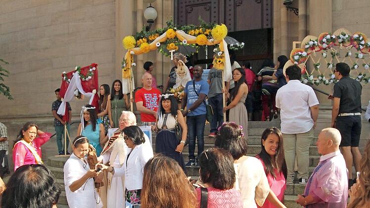 Einfeierlicher Moment ist es, wenn die Statue der Gottesmutter aus der Eltmanner Kirche getragen wird. In einer Prozession tragen die Männer sie auf den Schultern durch die Stadt.
