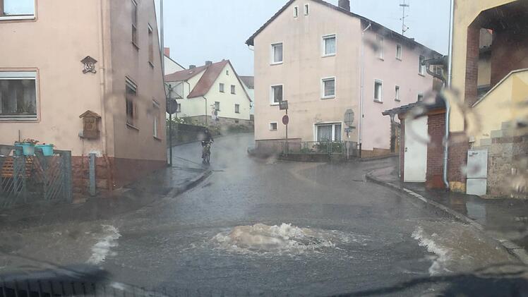 So erlebte Jacqueline Keßler ein Unwetter Ende Juli 2016 in Wollbach: Gleich mehrere Kanaldeckel in der Rhönstraße hatte es abgehoben, aus dem Kanal sprudelte das Wasser auf die Straßen. Am vergangenen Freitag bot sich ein ähnliches Bild.  Foto: Jacqueline Keßler/Archiv