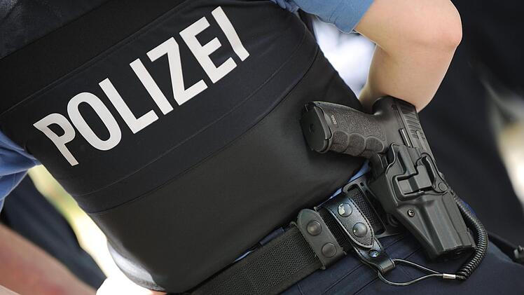 Ein Mann hat am Mittwoch eine 75-jährige Frau in Aschaffenburg überfallen und ausgeraubt. Nun sucht die Polizei Hinweise auf den Täter. Symbolbild: Arne Dedert/dpa