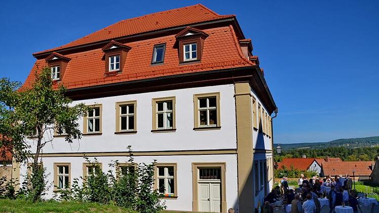 Das generalsanierte Bischberger Pfarrhaus. Das imposante und denkmalgeschützte Gebäude bietet bald Platz für drei Wohngruppen für psychisch kranke Menschen.  Fotos: Andrea Spörlein