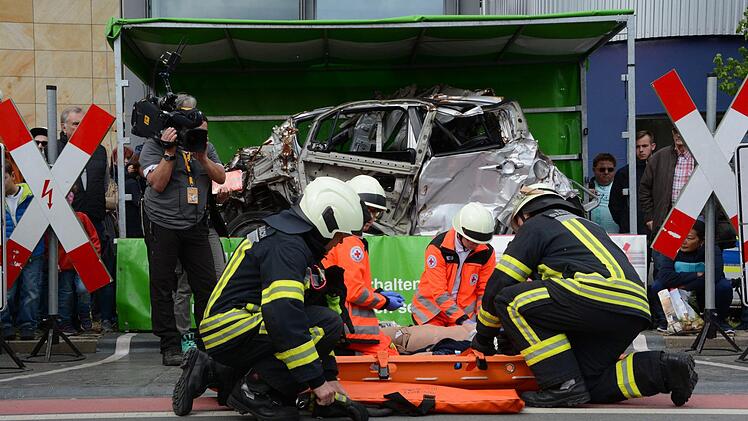 Wie eine Verletztenrettung nach einem Unfall abläuft, demonstrierten Dekra, Feuerwehr, Polizei und BRK bei einem nachgestellten Unfallszenario zum Auftakt der Motorrad-Sternfahrt.Dagmar Besand